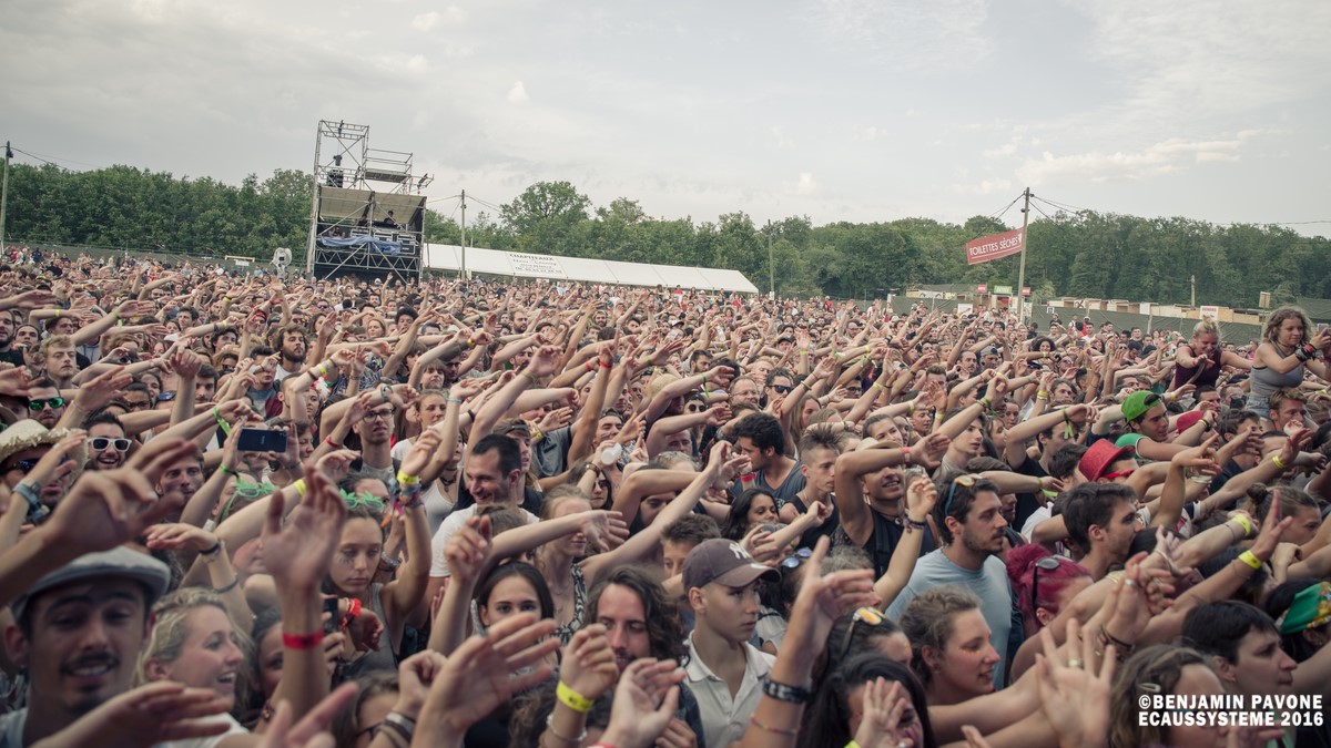 Festival Ecaussysteme : 12 000 festivaliers dans une prairie au nord du Lot !