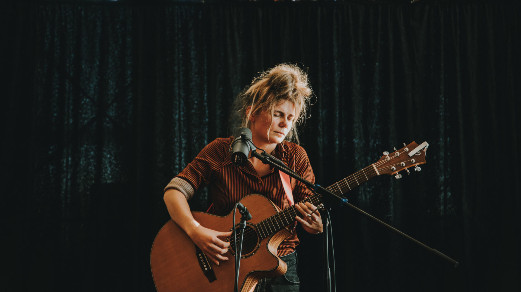 [Photos] Les Parenthèses Acoustiques #8 : Heeka + Holy Louis – Médiathèque José Cabanis – 17/10/2020