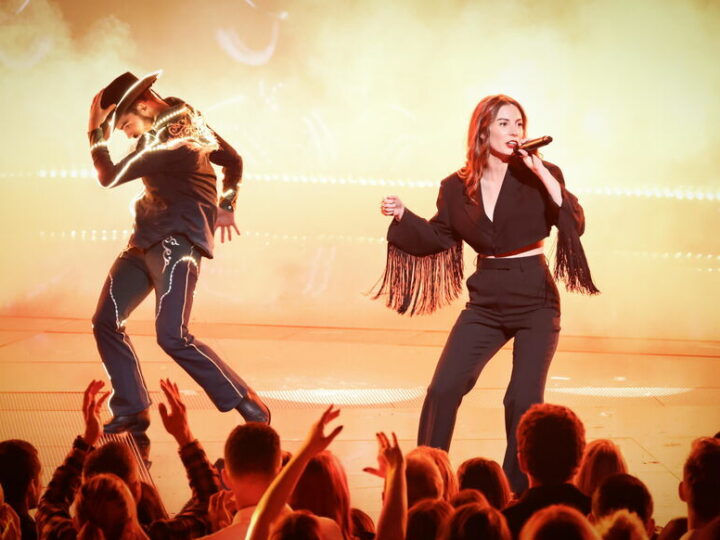 Adé lance son lasso pop sur des notes sauvages de country et de folk