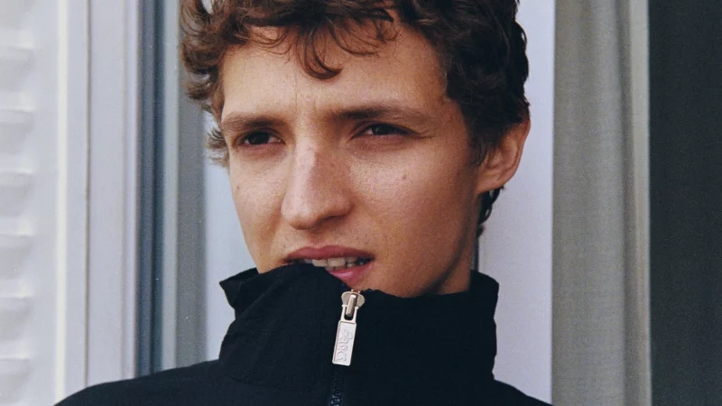 Aliocha Schneider met les voiles vers un océan intime encré de pop.
