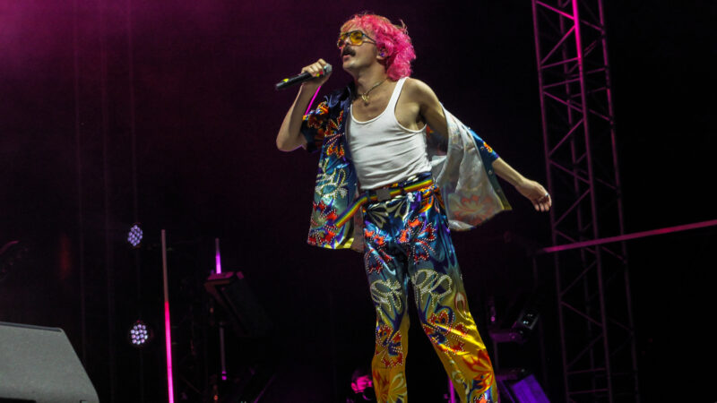 Julien Granel : le funambule cooloré de la pop fera danser les confettis existentiels au Bikini. 