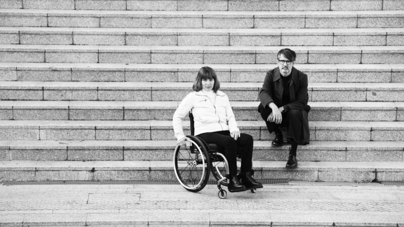 Interview avec Katcross : « Quand tu es artiste [porteur·euse de handicap] ce n&rsquo;est pas encore ça : les loges ne sont pas forcément ajustées. Je me suis toujours adaptée, je suis obligée, sinon je ne joue pas. »