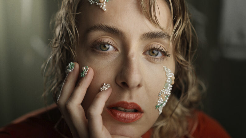 Hours in the mirror, premier single solo de Natska